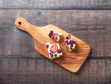 Tahtada kurumuş böğürtlenli fındık.