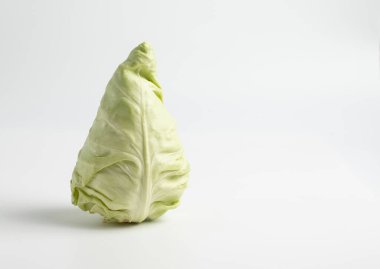 Diyet için lahana konisi, beyaz arka planda vejetaryen.