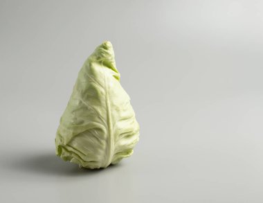 Diyet için lahana konisi, gri arka planda vegan, restoran konsepti.