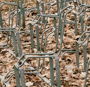 Parkta boş bisiklet parkı