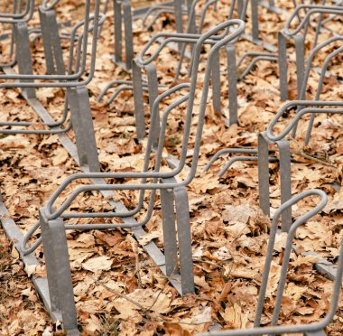 Parkta boş bisiklet parkı