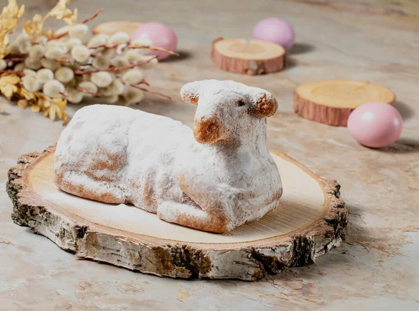 イースター甘い子羊のケーキ 古いヴィンテージの背景にお茶と木 — ストック写真