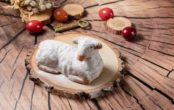 イースター甘い子羊のケーキ 古いヴィンテージの背景にお茶と木 — ストック写真