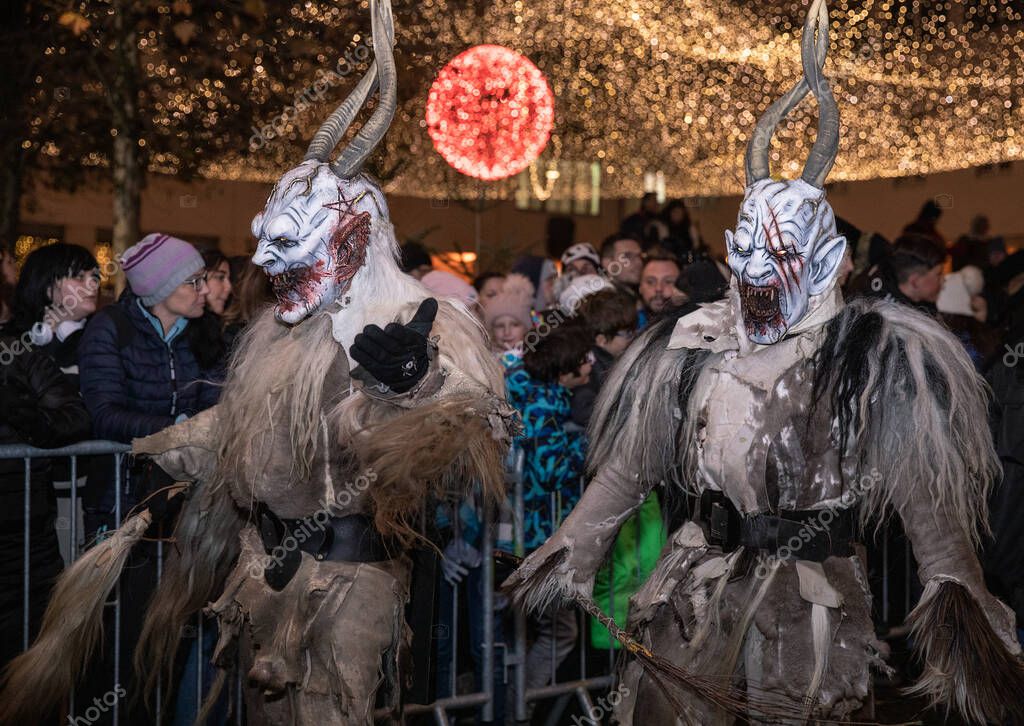 Villach, Austria 02 de diciembre de 2022. Tradicional "krampuslauf", desfile del diablo