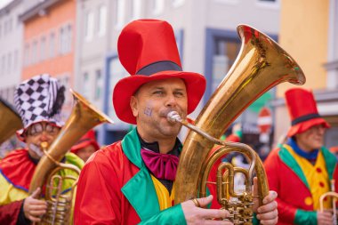 Villach, Avusturya - 19 Şubat 2023: Villach 'taki karnaval, Büyüleyici, yıllık geçit törenine katılanlar renkli ve maskeli elbiseler giyerler. Slogan: Lei-Lei.
