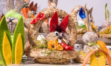 Paskalya dekoratif saman tavşanı, Paskalya sokak pazarı, tatil günü, güneşli hava