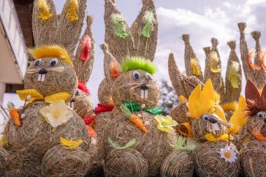 Paskalya dekoratif saman tavşanı, Paskalya sokak pazarı, tatil günü, güneşli hava