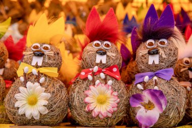 Paskalya dekoratif saman tavşanı, Paskalya sokak pazarı, tatil günü, güneşli hava