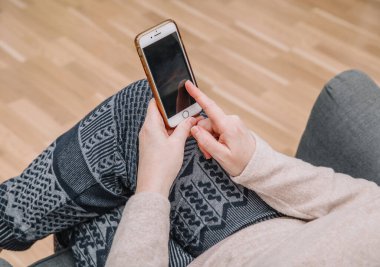 Akıllı telefon ve cep telefonu kullanan yaşlı bir kadın. Büyükanne. Yakın görünüm, aile bağlantısı kavramı