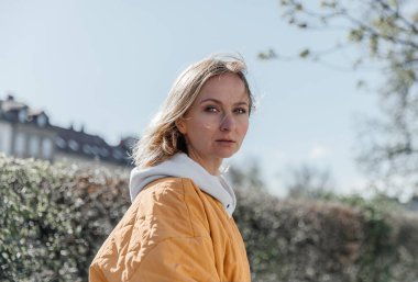 Güzel, genç, şık bir kadın şehirde yürüyor bahar havası, yaşam tarzı konsepti