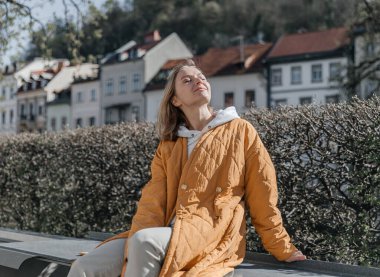 Güzel, genç, şık bir kadın şehirde yürüyor bahar havası, yaşam tarzı konsepti