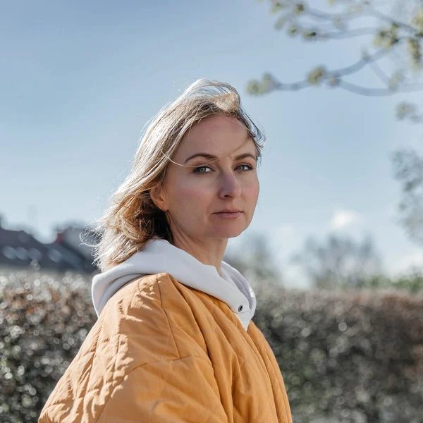 Güzel, genç, şık bir kadın şehirde yürüyor bahar havası, yaşam tarzı konsepti