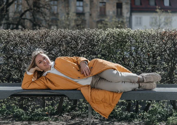 Şehirde yürüyen güzel, genç, şık bir kadın. Bahar havası, hayal kurmak ve beklemek, bir yaşam tarzı konsepti