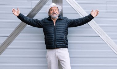 Otomatik kapısının yanında duran bir adam, işten eve geliyor, kendi evinin güvenliği ve güvenliği..