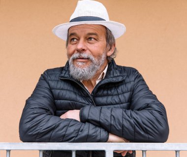 Kendinden emin, yakışıklı, olgun bir adamın portresi, emekli, küçük bir kasabada büyükbaba.