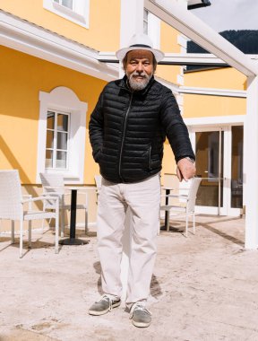 Kendinden emin, yakışıklı, olgun bir adamın portresi, emekli, küçük bir kasabada büyükbaba.