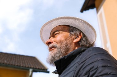 Kendinden emin, yakışıklı, olgun bir adamın portresi, emekli, küçük bir kasabada büyükbaba.