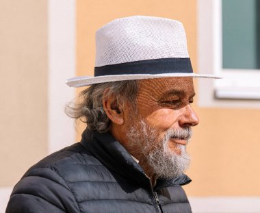 Kendinden emin, yakışıklı, olgun bir adamın portresi, emekli, küçük bir kasabada büyükbaba.