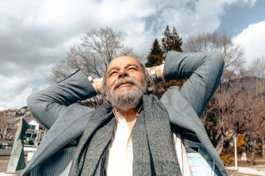 Kendinden emin, yakışıklı, olgun bir adamın portresi, emekli, küçük bir kasabada büyükbaba.