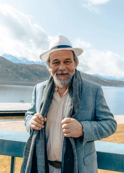 Kendinden emin, yakışıklı, olgun bir adamın portresi, emekli, küçük bir kasabada büyükbaba.