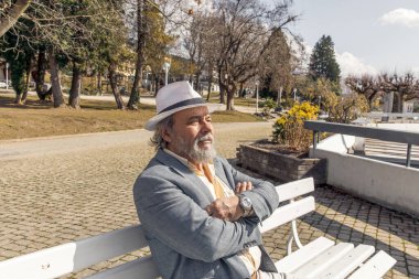 Kendinden emin, yakışıklı, olgun bir adamın portresi, emekli, küçük bir kasabada büyükbaba.