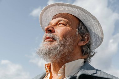 Kendinden emin, yakışıklı, olgun bir adamın portresi, emekli, küçük bir kasabada büyükbaba.