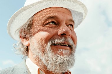 Kendinden emin, yakışıklı, olgun bir adamın portresi, emekli, küçük bir kasabada büyükbaba.