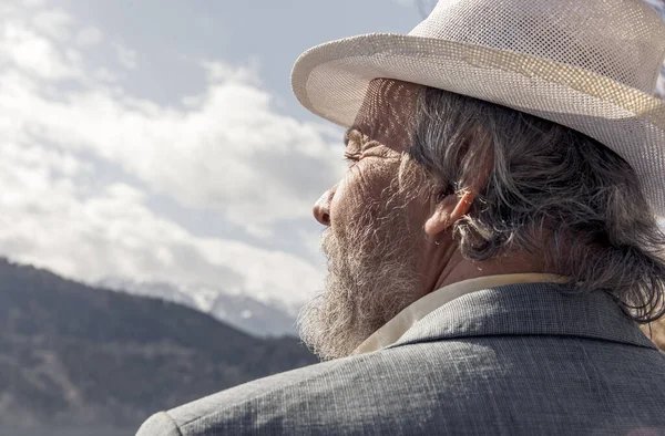 Kendinden emin, yakışıklı, olgun bir adamın portresi, emekli, küçük bir kasabada büyükbaba.