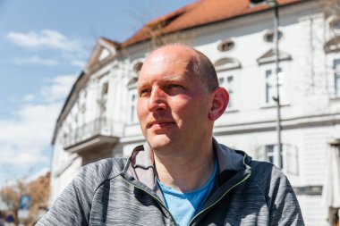 Yakışıklı bir hippi portresi. Büyük bir şehirde bir adam, yaşam tarzı konsepti.