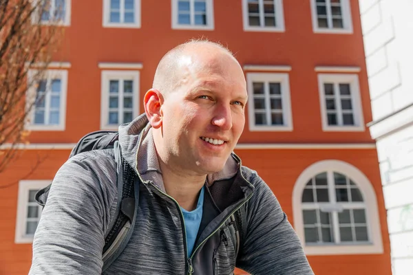 Yakışıklı bir hippi portresi. Büyük bir şehirde bir adam, yaşam tarzı konsepti.