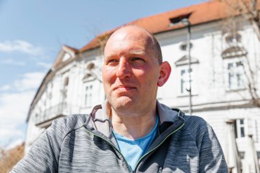 Yakışıklı bir hippi portresi. Büyük bir şehirde bir adam, yaşam tarzı konsepti.