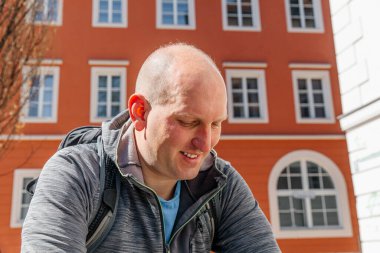 Yakışıklı bir hippi portresi. Büyük bir şehirde bir adam, yaşam tarzı konsepti.