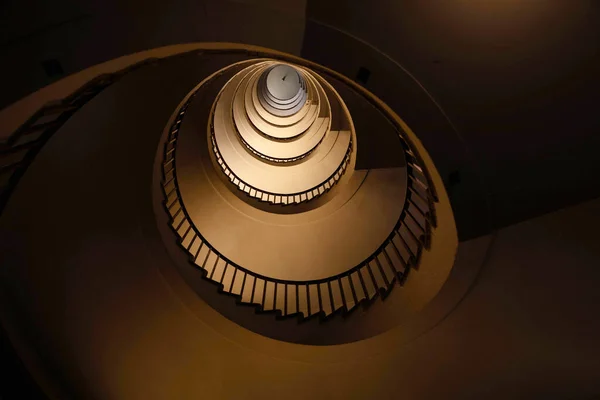 Uzun, çok katlı bir evdeki spiral merdiven 