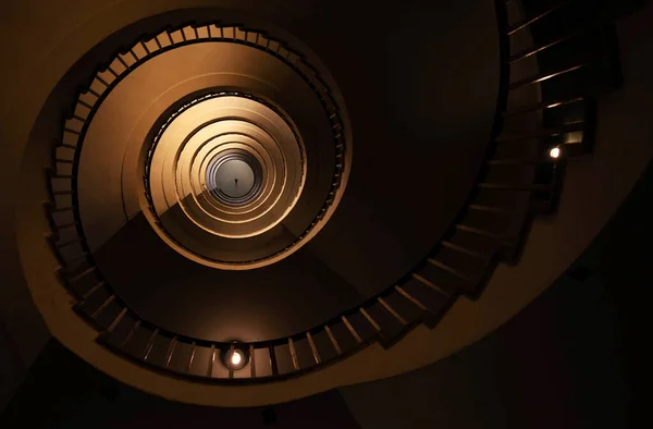 Uzun Çok Katlı Bir Evdeki Spiral Merdiven Altın Oran Mimari — Stok fotoğraf
