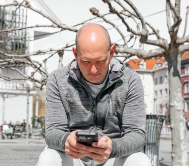 Yakışıklı bir hippi portresi. Akıllı telefonlu, yaşam tarzı olan büyük bir şehirde yaşayan bir adam.