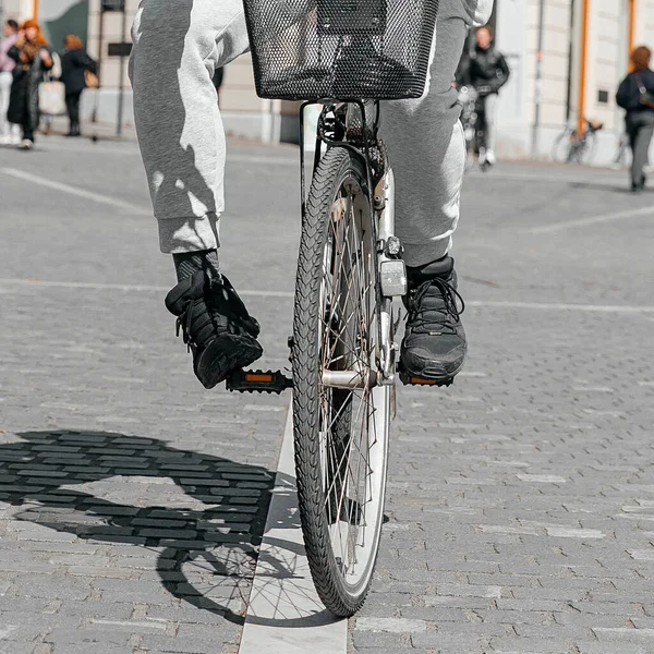 Hipster Homem Uma Grande Cidade Pedalando Rua Abaixo Uma Bicicleta — Fotografia de Stock