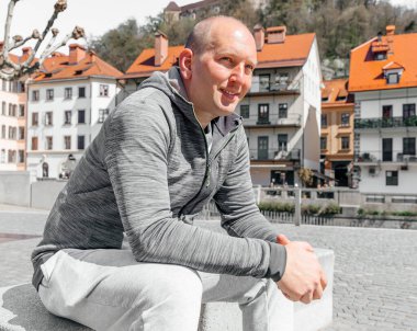 Yakışıklı bir hippi portresi. Sokaktaki büyük bir şehirde bir adam, yaşam tarzı konsepti.