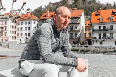 Yakışıklı bir hippi portresi. Sokaktaki büyük bir şehirde bir adam, yaşam tarzı konsepti.