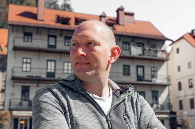 Yakışıklı bir hippi portresi. Sokaktaki büyük bir şehirde bir adam, yaşam tarzı konsepti.