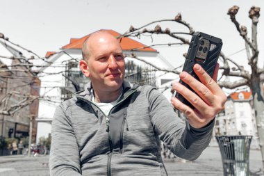 Yakışıklı bir hippi portresi. Akıllı telefonlu, yaşam tarzı olan büyük bir şehirde yaşayan bir adam.