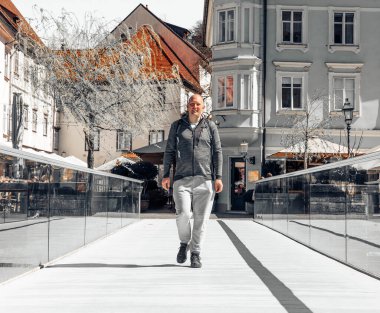 Yakışıklı bir hippi portresi. Sokaktaki büyük bir şehirde bir adam, yaşam tarzı konsepti.