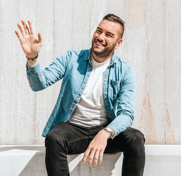 Kot ceketli yakışıklı bir hippi portresi. Sokaktaki büyük bir şehirde bir adam, yaşam tarzı konsepti.