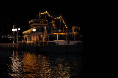 Velden, Avusturya - 24 Kasım 2023: Wrthersee Gölü kıyısında Advent 'in açılışı, gelişmekte olan pazarda Noel malları satışı, Noel aydınlanması