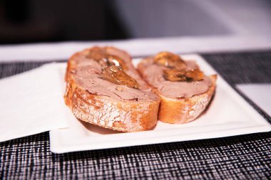 Gurme Yemek Sunumu İçin Kızarmış Ekmeğe Yayılmak