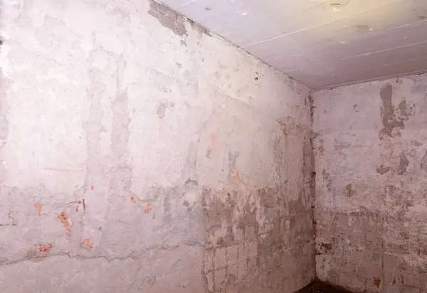 Eski beton bodrum duvarı, pürüzlü doku, yaşlanmış görünüş, harap olmuş, endüstriyel, kentsel çürüme, görünür çatlaklar ve lekeler, yenileme, restorasyon, mimari konsept