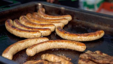 Açık havada pişmiş et, kızartma tavasında ızgara sosis, lezzetli barbekü konsepti.