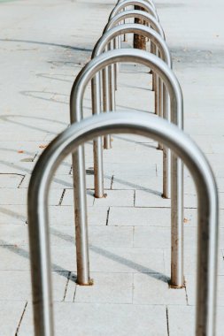 Modern metal stantları, şehir bisiklet rafları, ulaşım altyapısı konseptinin bir parçası