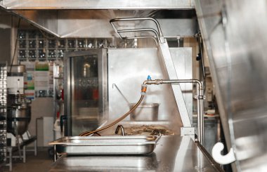 Modern ticari restoran alanında endüstriyel mutfak ekipmanları