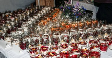 Renkli tatlı büfesi bir etkinlikte katmanlı ikramlar ile sergileniyor.