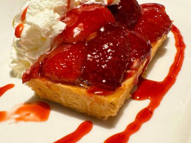 Krem şantili ve jöleli lezzetli çilekli turta.